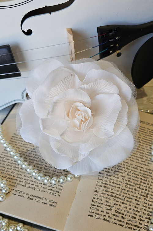 La Fleur Follies Brooch Hair Clip (Cloud Dancer)